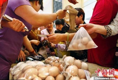 組圖:西安商場現雞蛋換胸罩 另類營銷方式引爆眾人哄搶