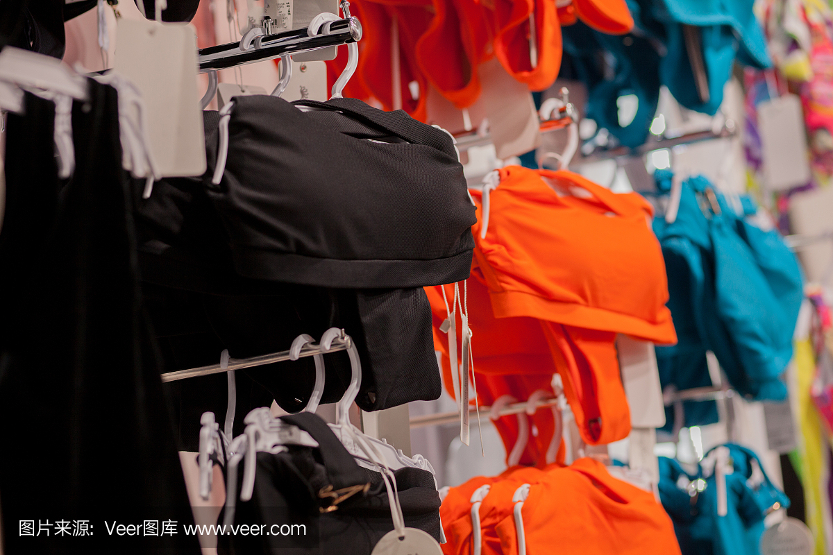 海邊商店出售的女式泳衣。廣告,銷售,時尚概念