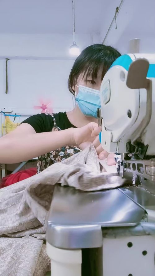 廠里也沒什么不好,干好自己要做的就行,最起碼沒有銷售的那壓力,天天想著業(yè)績,最主要的是連打扮都省了,隨便就上班咯 縫紉日常