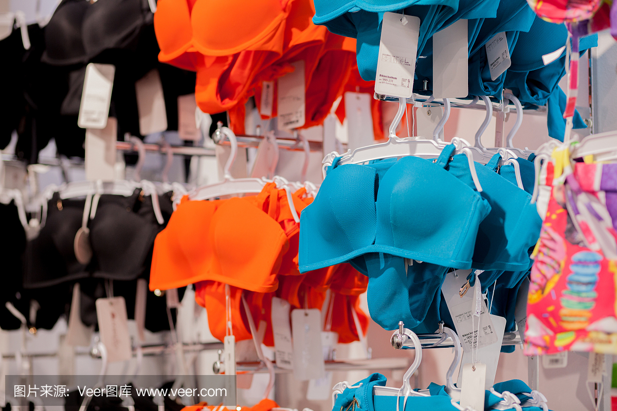 海邊商店出售的女式泳衣。廣告,銷售,時尚概念