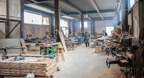 農(nóng)村廢棄的老木頭經(jīng)過重新加工有了新用處,年銷量不錯