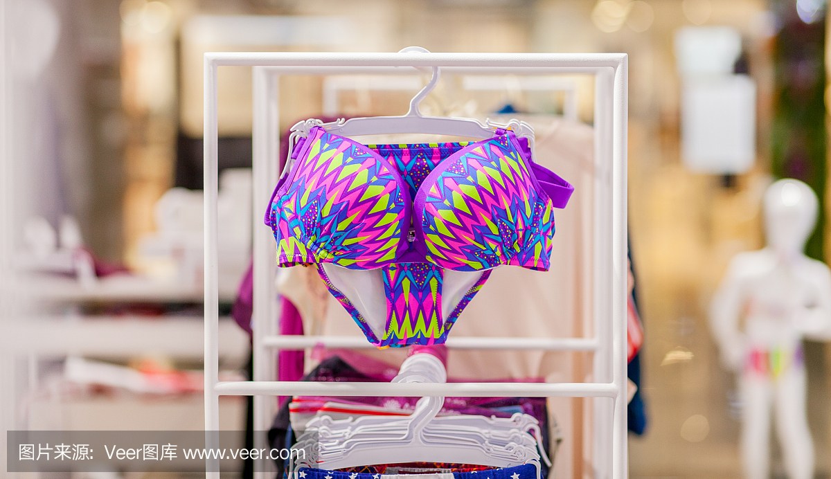 海邊商店出售的女式泳衣。廣告,銷售,時尚概念