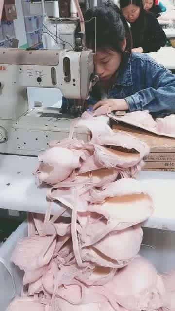 16歲的姑娘不上學,來內衣工廠里制作內衣,認真的模樣讓人心疼