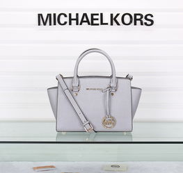 包包專柜專賣風靜物拍攝 女包拍攝產(chǎn)品拍相商業(yè)攝影 包包場景網(wǎng)拍女款箱包 專柜場景棚拍圖片