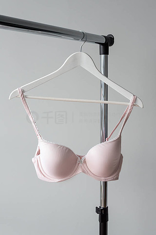 夏日清新風尚 紅色立方體下的內衣銷售新概念